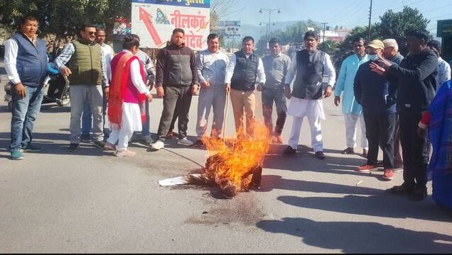 "बढ़ते अपराध के खिलाफ Congress का Rishikesh में प्रदर्शन, BJP सरकार का पुतला जलाया"