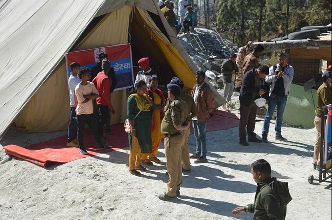 Uttarkashi: "टनल में फंसे 41 मजदूरों को सुरंग के अंदर छह इंच पाइप से पहुंचाई गईं खाद्य, कपड़े, और दवाएं"