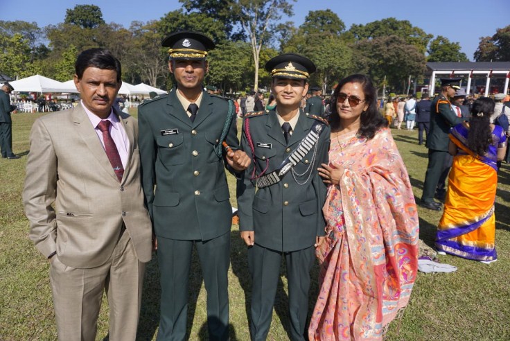 Almora के Gaurav Nailwal ने बढ़ाया Uttarakhand का गौरव, सेना में लेफ्टिनेंट बने कमीशन; माता-पिता की आंखों में लाए खुशी के आंसू।