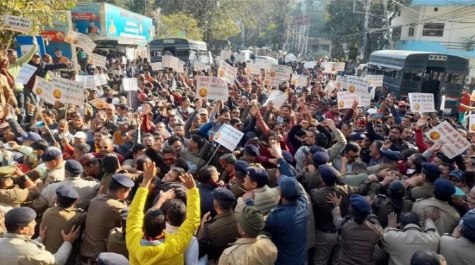 पेंशन के लिए विरोध: Dehradun में मुख्यमंत्री आवास तक कर्मचारियों के मार्च के दौरान झड़प