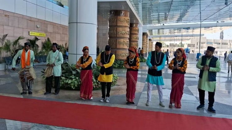 Uttarakhand Investor Summit: Dehradun Airport पर Dhol-Damau की थाप और Tulsi की माला पहनकर होगा डेलिगेट्स का स्वागत
