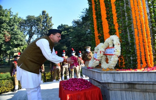 CM Dhami ने India-Pakistan युद्ध में भारत की ऐतिहासिक जीत के 52 साल पूरे होने के उपलक्ष्य में Gandhi Park में 1971 के युद्ध नायकों को श्रद्धांजलि दी