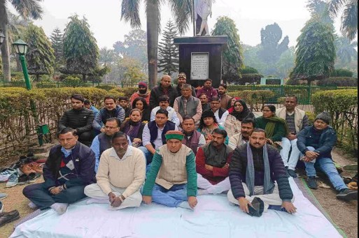 Dehradun: किसानों के समर्थन में उतरे पूर्व CM Harish Rawat, Gandhi Park में मौन उपवास पर बैठे