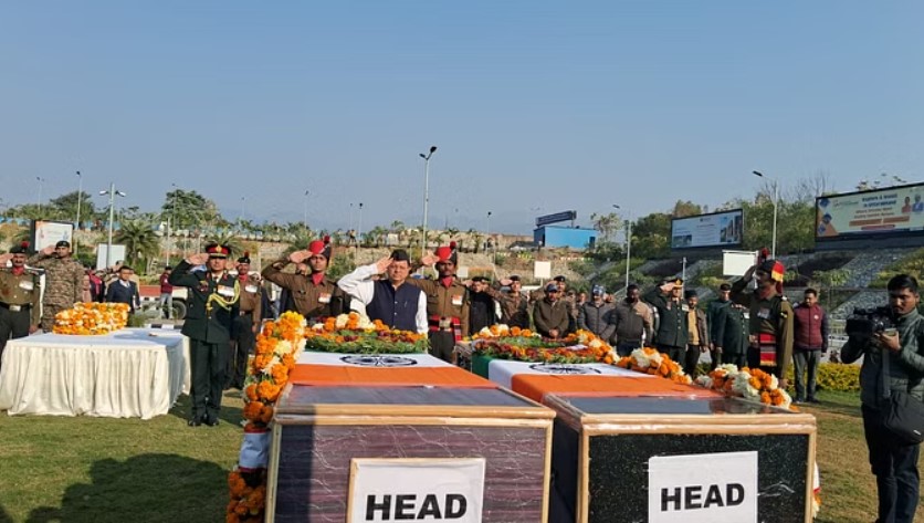Uttarakhand पुंछ हमले में शहीद हुए बहादुर Rifleman Gautam Kumar और नायक Virendra Singh की घर वापसी पर शोक मना रहा है