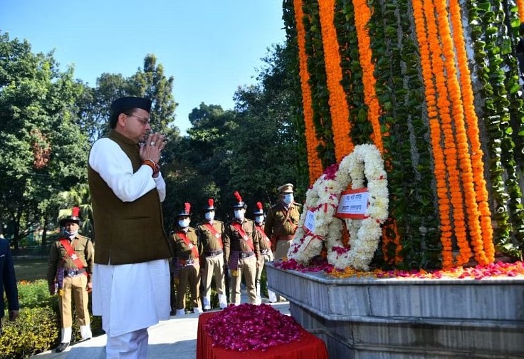 CM Dhami ने शहीदों को श्रद्धांजलि दी, Vijay Diwas पर उन्हें याद किया, 1971 के Indo-Pak war में भारतीय सेना की जीत को स्वीकार किया।