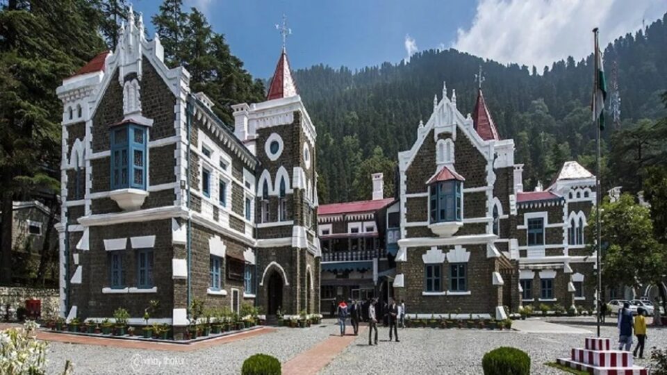 High Court ने Uttarakhand के सरकारी स्कूलों में शिक्षक भर्ती पर लगी रोक हटा दी, प्रबंधन समिति की याचिका के बाद राज्य सरकार के आदेशों को वैध ठहराया।