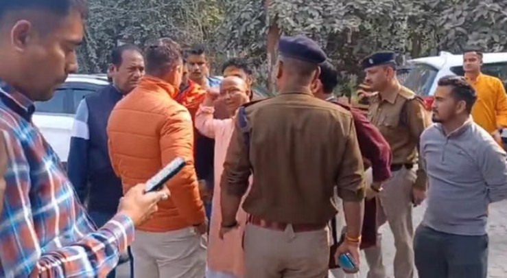 Uttarakhand: जब Hanuman भक्त विधायक ने अफसर पर तानी 'मुष्ठिका'...अब video viral हुआ तो दी सफाई