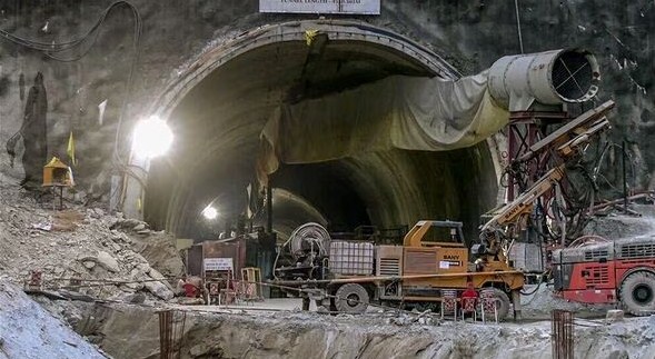 Uttarkashi : Chardham Alvedar Road परियोजना में अमेरिकन ऑगर मशीन का उपयोग करके Silkyara Tunnel में फंसे 41 कर्मचारियों को बचाने के लिए कैसे महत्वपूर्ण