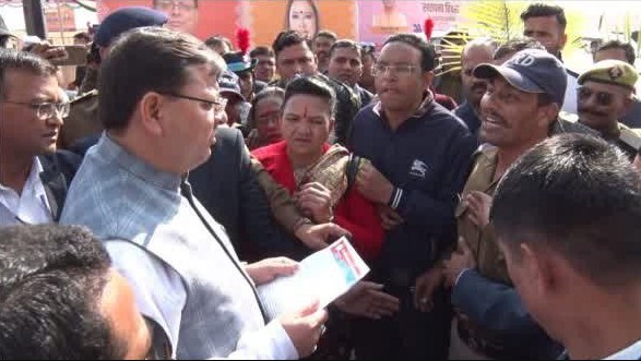 CM Dhami के प्रस्थान के दौरान लंबित मांगों को लेकर PRD jawans द्वारा नारे लगाए जाने से Uttarakhand में विरोध प्रदर्शन शुरू हो गया।