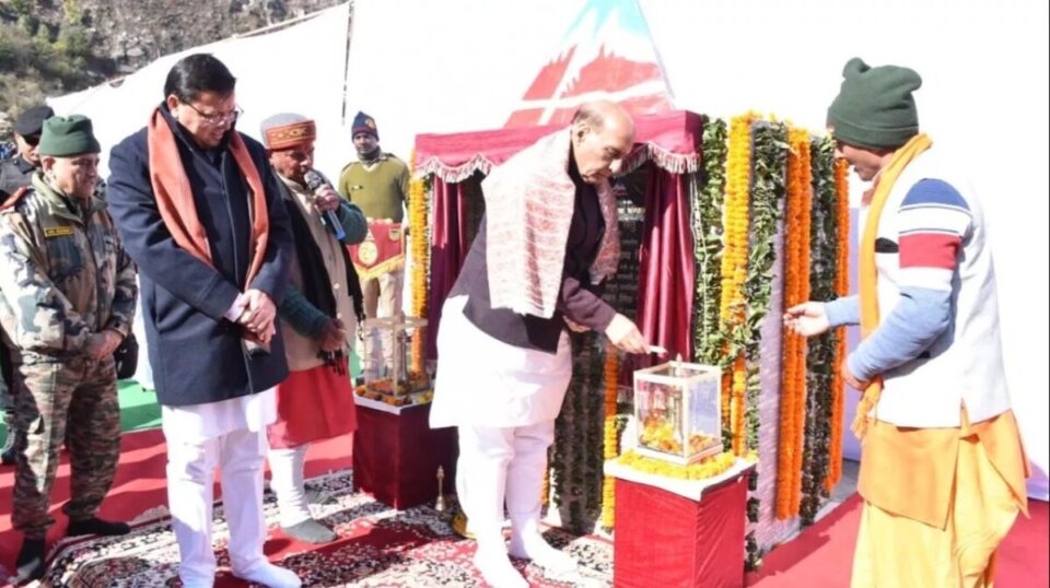 Rajnath Singh ने Uttarakhand के चमोली जिले में 35 विकास परियोजनाओं का लोकार्पण किया, बताया कि पूर्व सरकारों की ग़लतियों के बावजूद