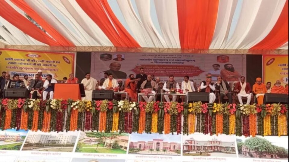 Haridwar: धर्मनगरी पहुंचे रक्षामंत्री राजनाथ सिंह, पतंजलि गुरुकुलम् की रखेंगे आधारशिला, सीएम भी हुए शामिल
