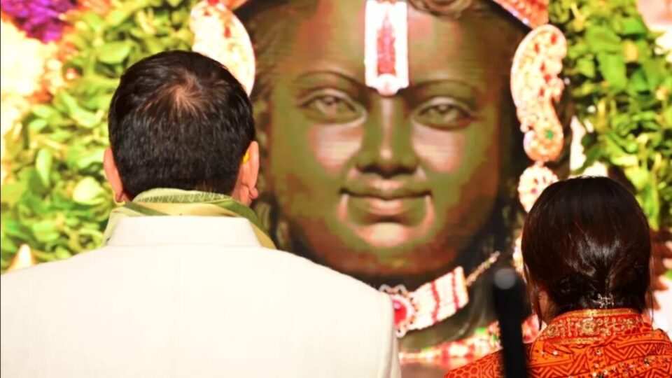 Uttarakhand: CM Dhami ने सपरिवार टपकेश्वर मंदिर में की पूजा, वर्चुअल रुप से किए Ramlala के दर्शन