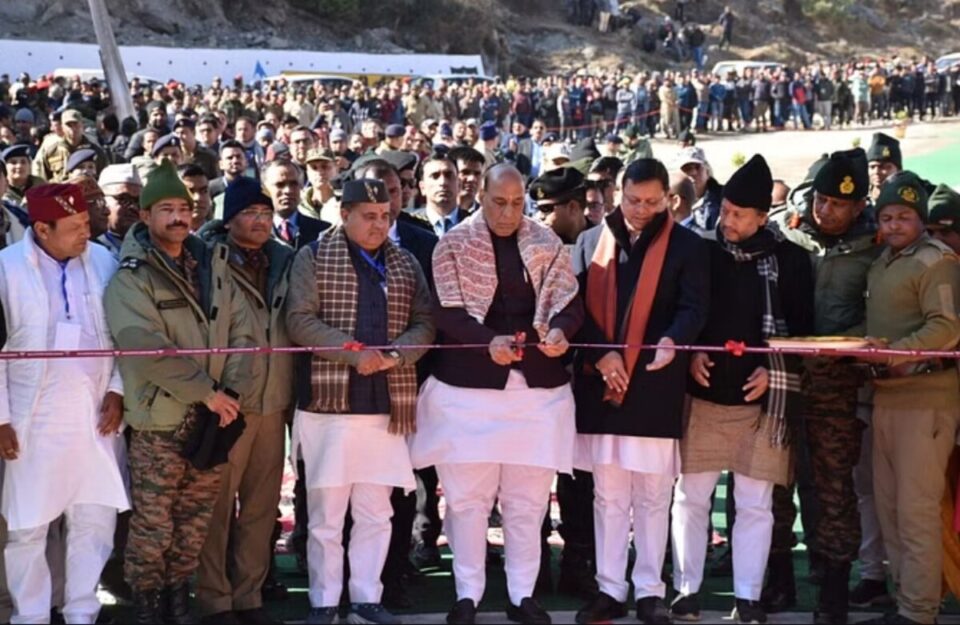 रक्षामंत्री Rajnath Singh ने 35 परियोजनाओं का लोकार्पण किया, शामिल हैं जोशीमठ-मलारी हाईवे और 28 पुल