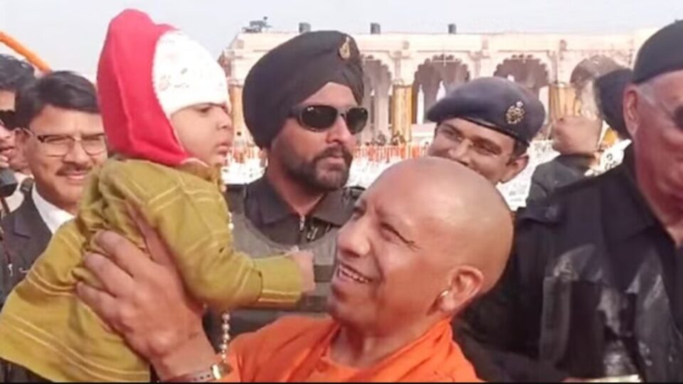Ayodhya Ram Mandir: प्राण प्रतिष्ठा के बाद CM Yogi का दिखा अलग रूप, बच्चे को गोद में उठाकर खूब खिलाया; दृश्य वीडियो