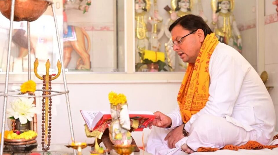 CM Dhami ने श्री राम मंदिर प्राण प्रतिष्ठा के अवसर पर श्री रामचरितमानस का पाठ किया, और फिर गौ माता की सेवा में जुटे