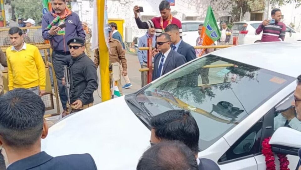 Haridwar: मुख्यमंत्री Pushkar Singh Dhami ने ढोल की धुन पर किया रोड शो... मातृशक्ति ने भारी संख्या में भाग लिया