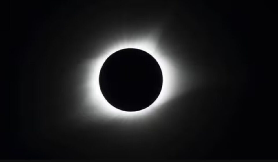 पूर्ण सूर्य ग्रहण 2024: कब, कहां और कैसे देखें, इस अनोखी खगोलीय घटना की पूरी जानकारी