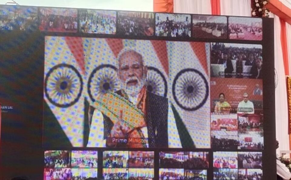 UP: प्रधानमंत्री Modi ने कहा - जो कुछ भारत आज करता है, वह अभूतपूर्व गति से करता