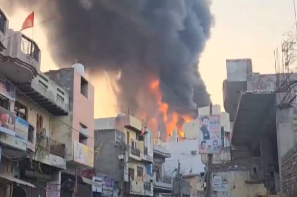 Delhi Alipur Fire: आलीपुर, दिल्ली के दयाल मार्केट में शुक्रवार शाम के बड़े आग में 11 लोगों की मौत हो गई, जबकि 4 लोग घायल