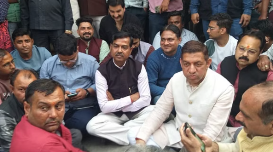 Uttarakhand: धरने पर बैठे BJP विधायक और जिला अध्यक्ष, पुलिस पर लगाया एक तरफा कार्रवाई का आरोप