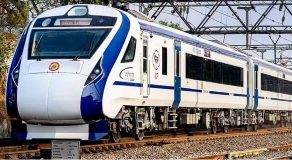 Vande Bharat Train: स्टेशन पर खड़ी वंदे भारत...ना एप पर दिख रही, ना टिकट हो रहा बुक, जानें कब से चलेगी रोजाना