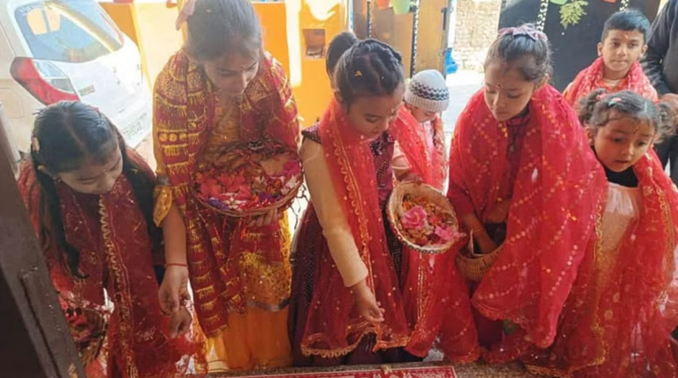 Phooldei festival: फूलों से सजी आज Uttarakhand में हर घर की देहरी, CM आवास में मना लोकपर्व का उत्सव, तस्वीरें